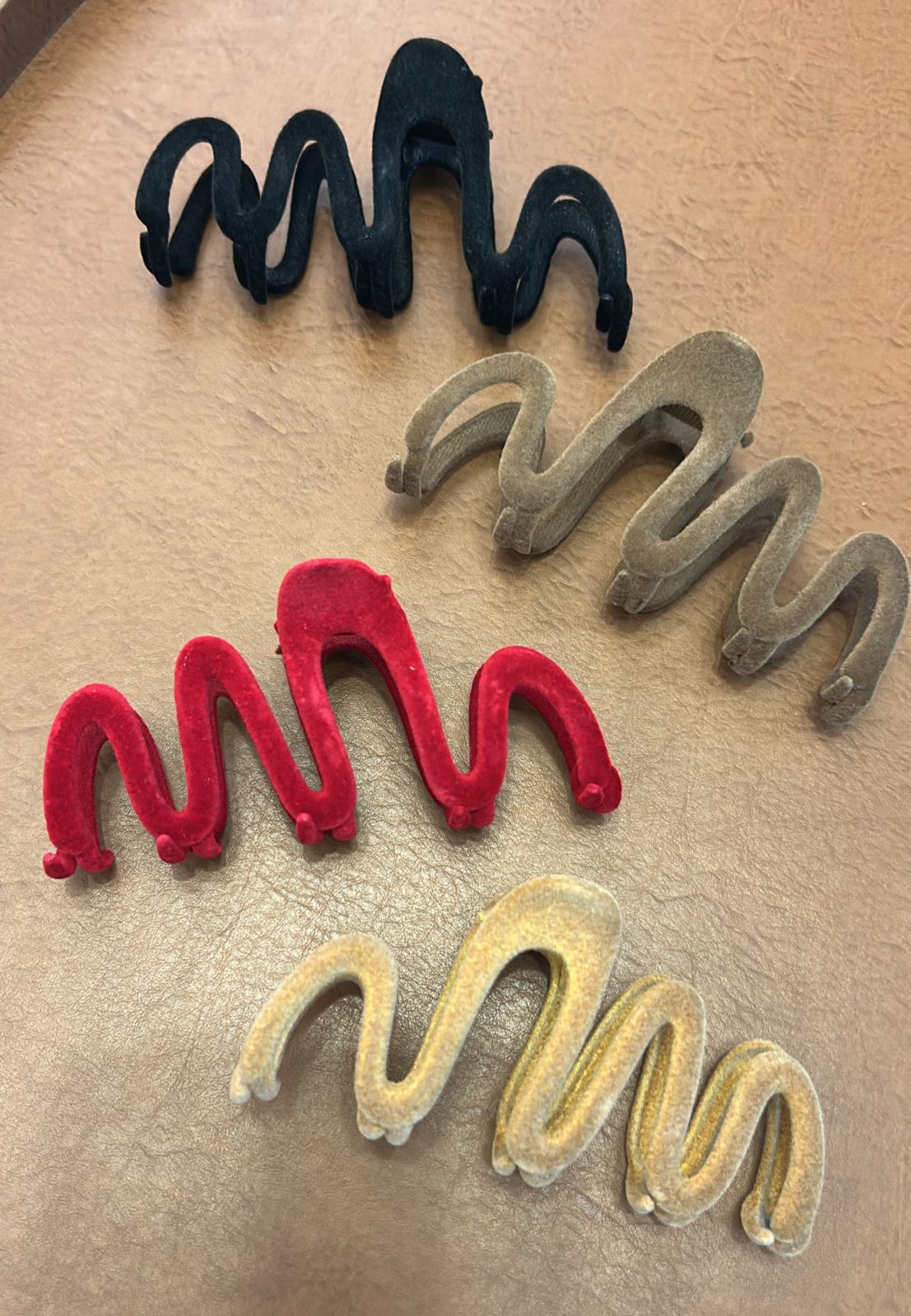 Pregadeira g metal aveludado wave (12 peças 6 pretas e 2 nas demais cores)