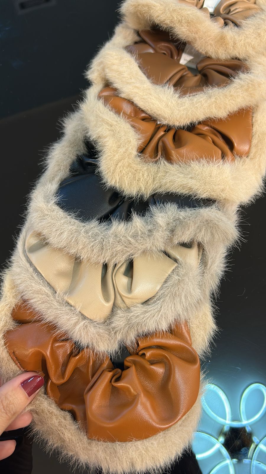 Scrunchie de courino e barra pelinhos cores invernais (12 peças 2 de cada cor)