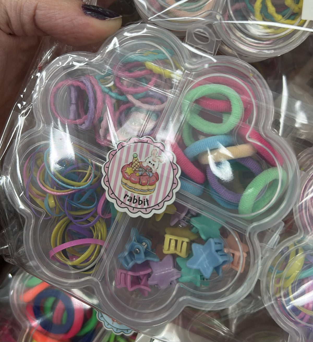 Pote de plástico trevo com liguinhas e mini pregadeiras (12 peças)