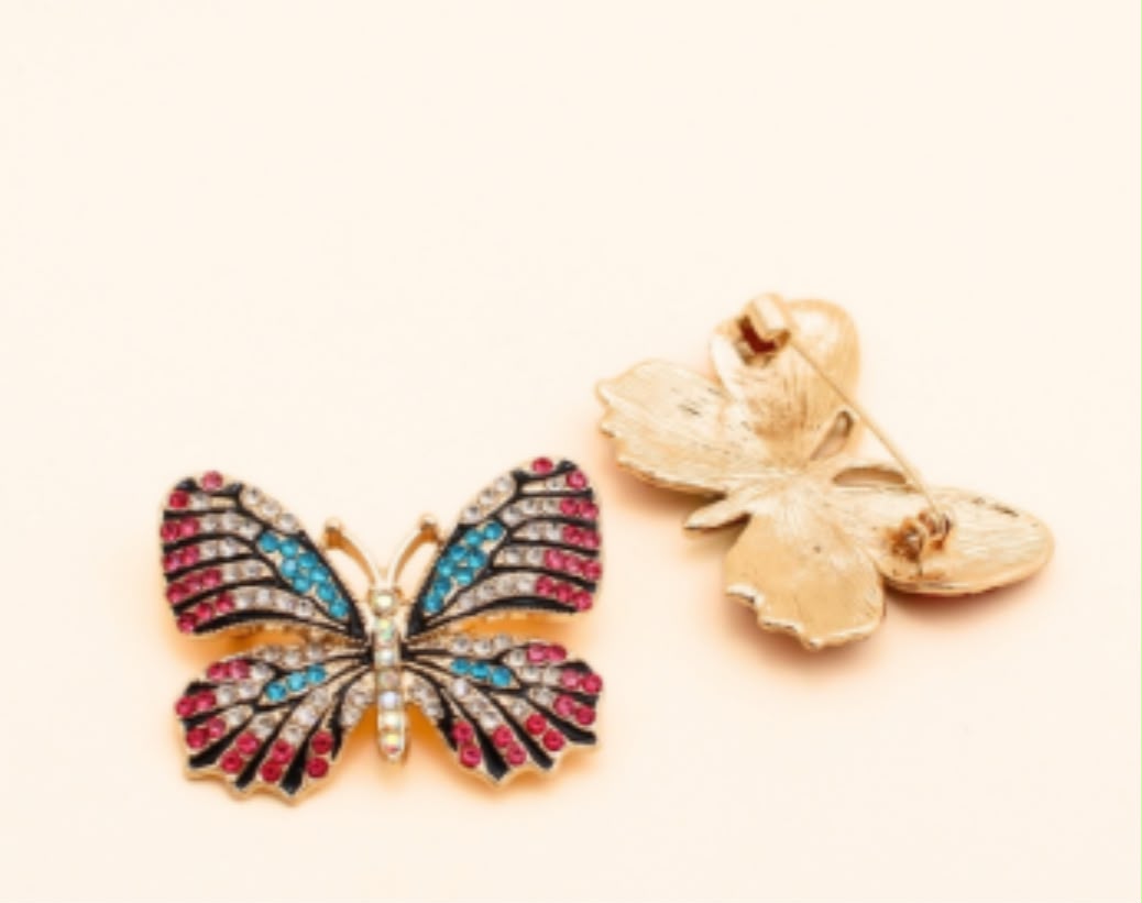 Broche agulha médio borboleta cravejada (12 peças)