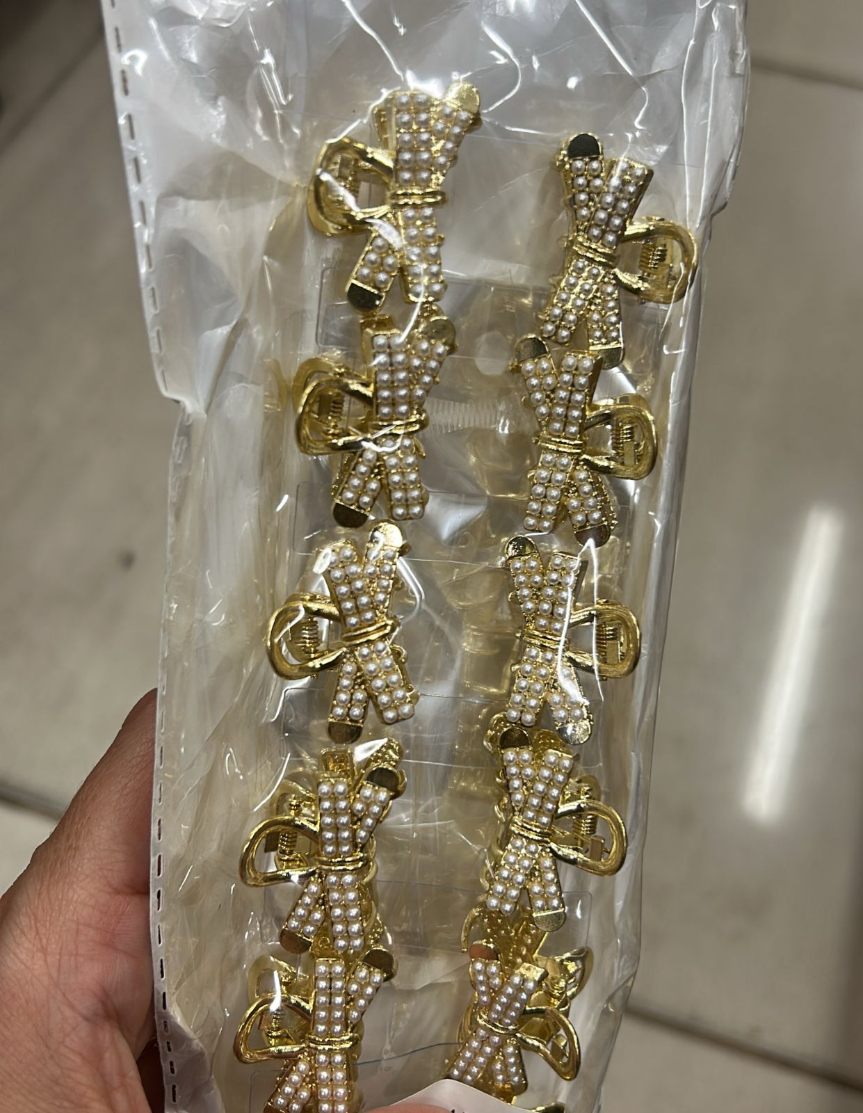 Pregadeira pp metal laço com ponteira cravejado de pérolas (12 peças)