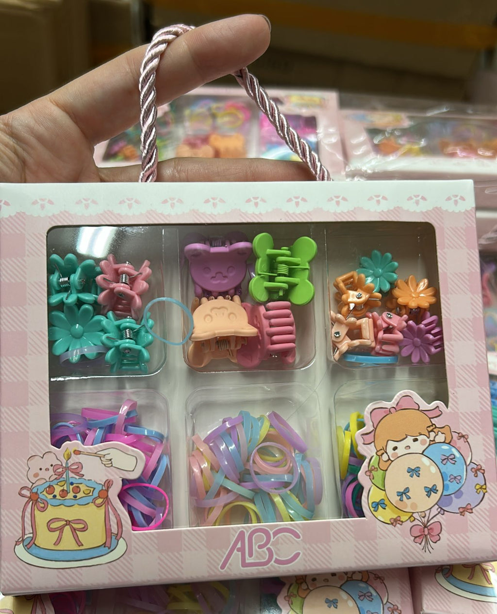 Caixinha com visor e alça com acessórios infantis - mini pregadeira ursinho (12 caixas)