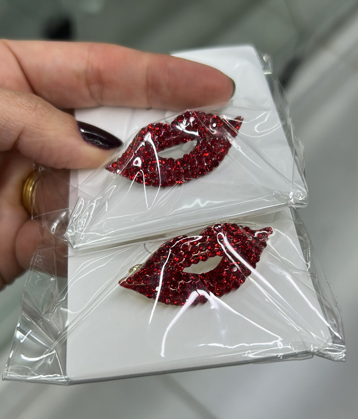 Broche agulha médio boca (12 douradas e 4 pratas)