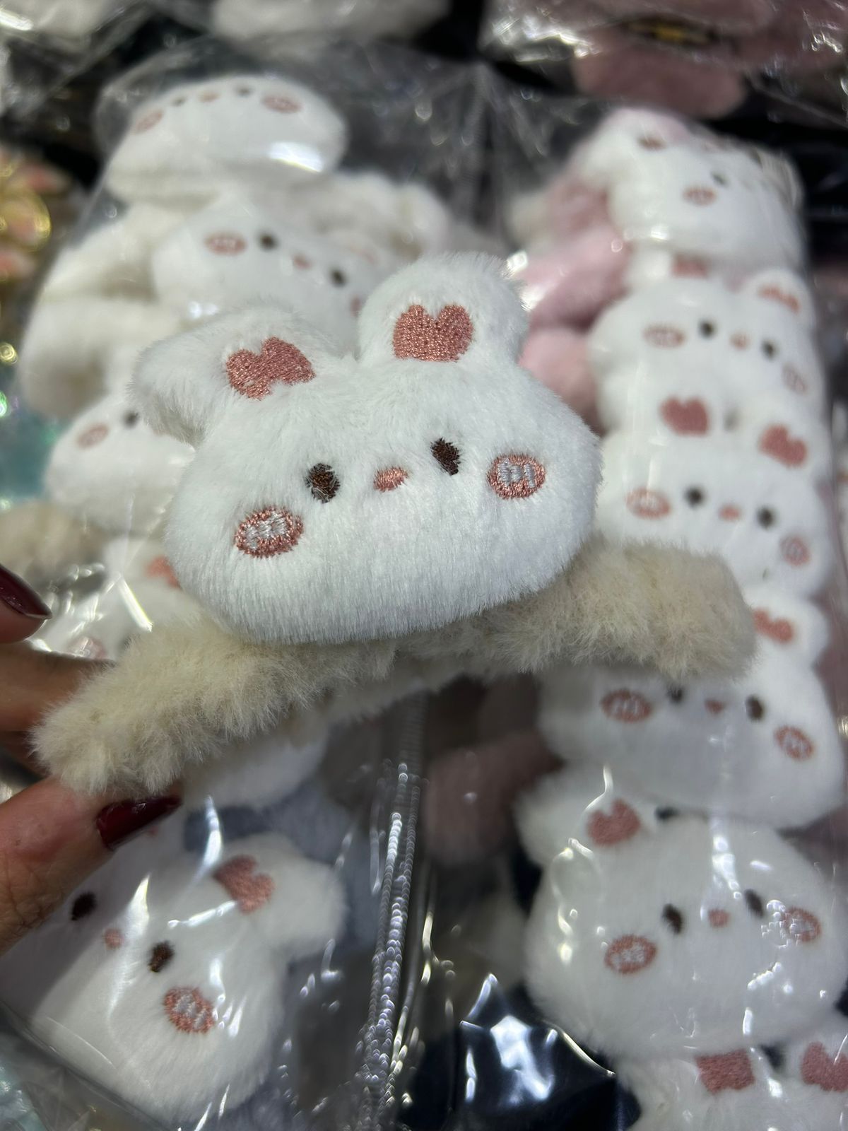 Pregadeira g peluciada com coelhinho pelúcia (12 peças 2 de cada cor)