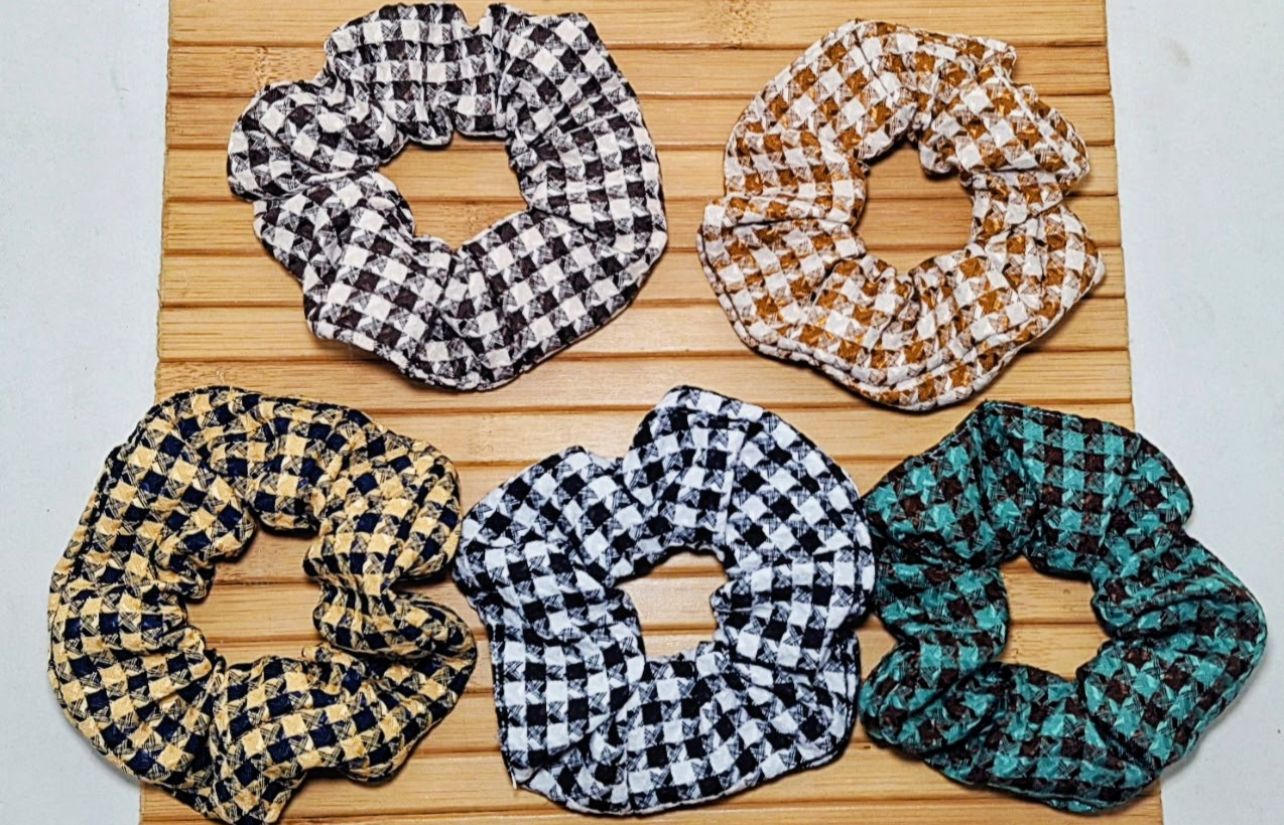 Scrunchie xadrez (12 peças 4 preta e 2 das demais cores)