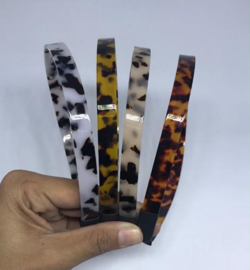 Tiara acetato mesclado 1,5cm com dentinho (12 peças 3 de cada cor)