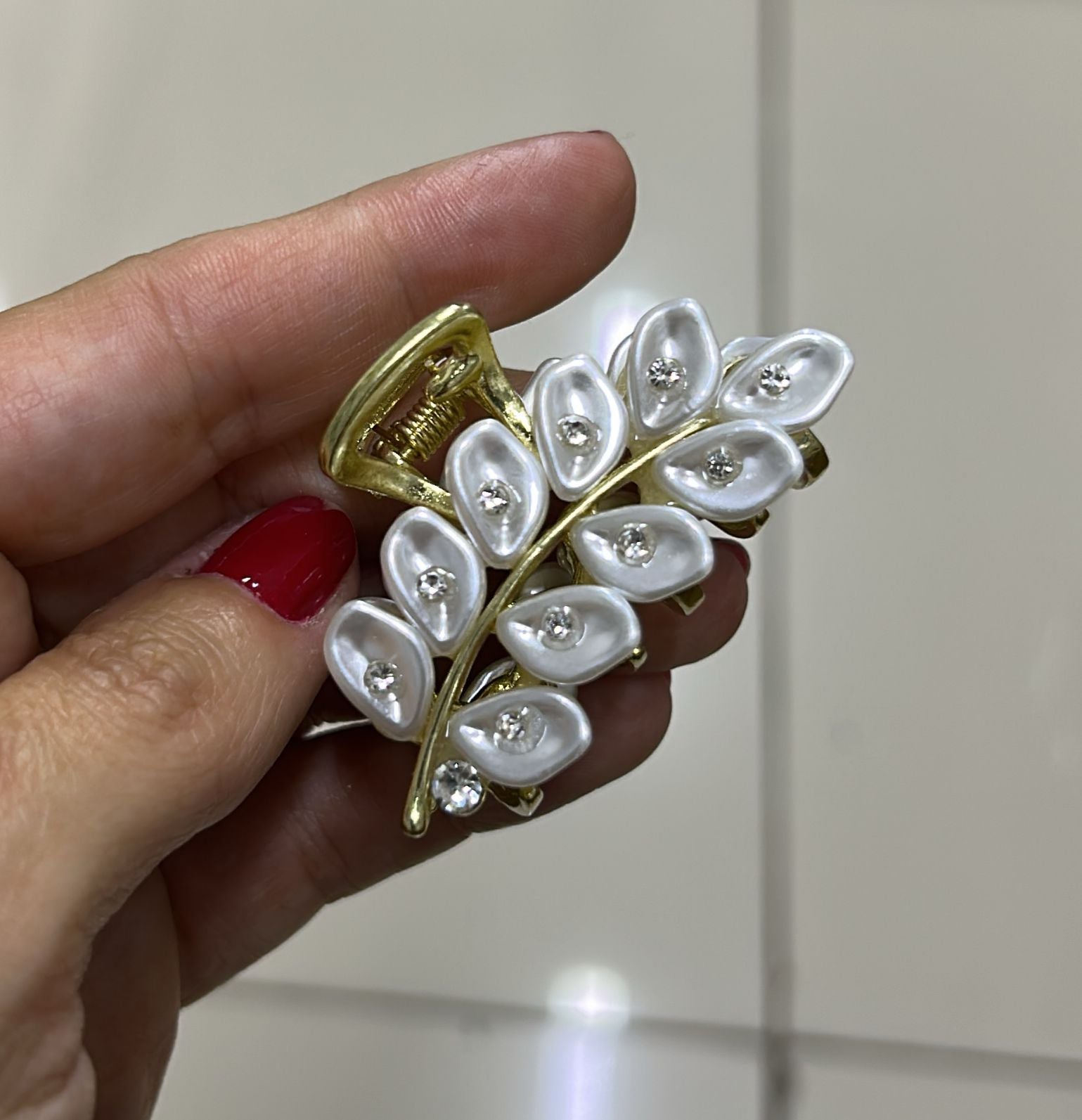 Pregadeira p em metal folhas madrepérola e strass (12 peças)