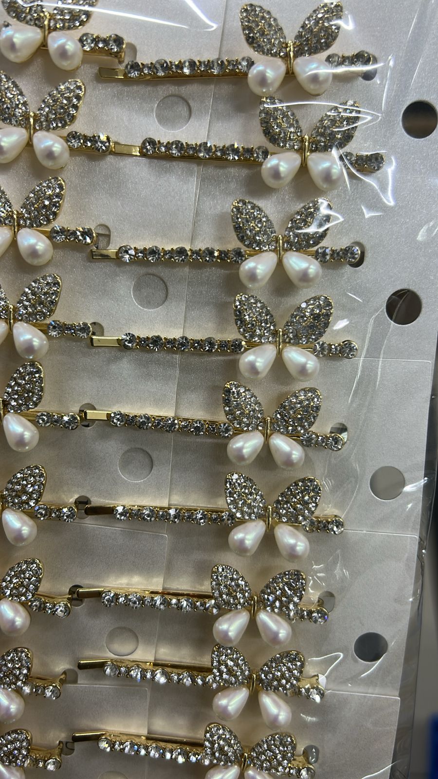 Grampo metal cravejado com borboleta pérola (12 cartelas com 2 peças cada)