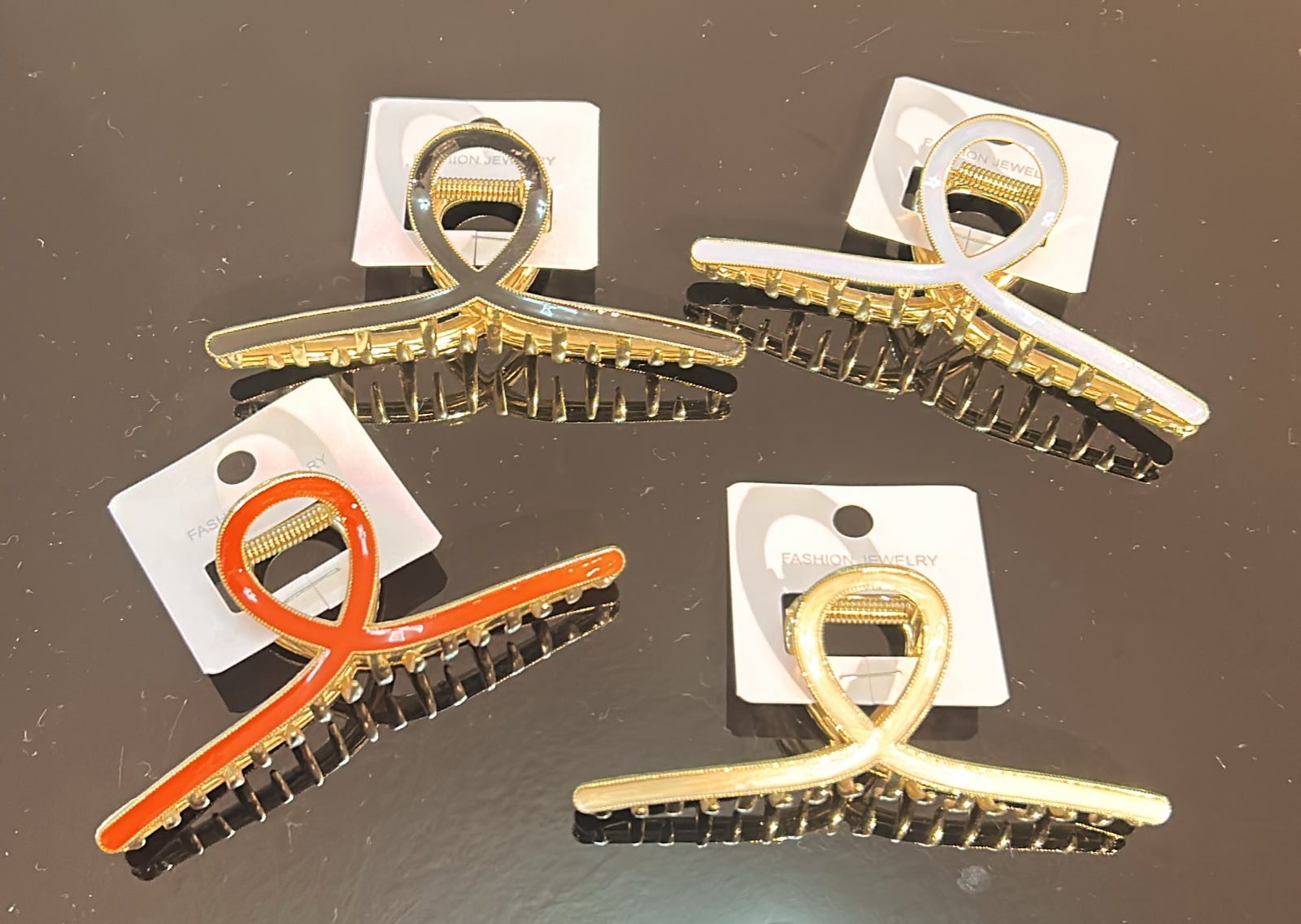 Pregadeira g metal com detalhe esmaltado em l (12 peças 3 de cada cor)