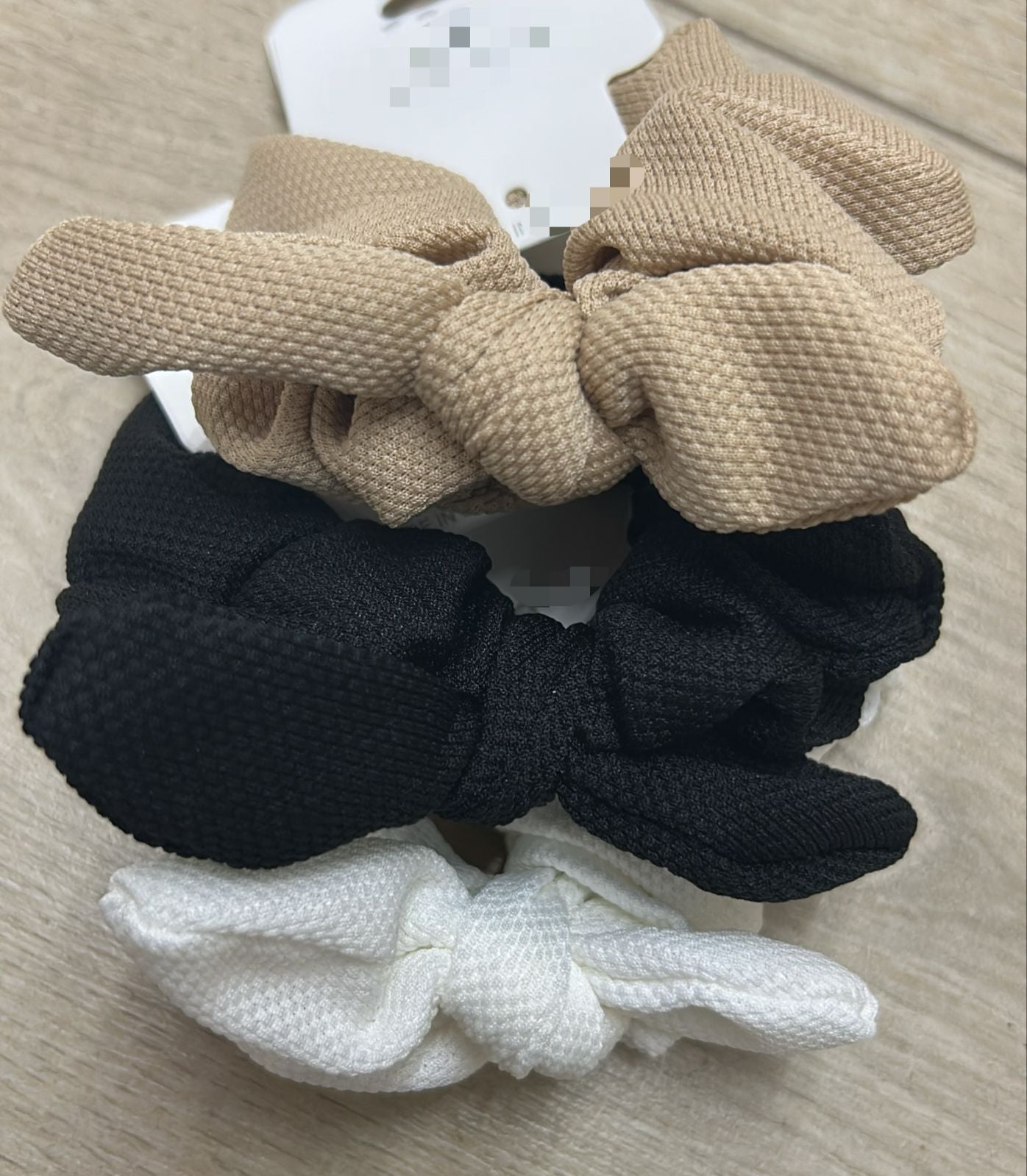 Scrunchie texturizada com laço nó (12 peças 4 de cada cor)