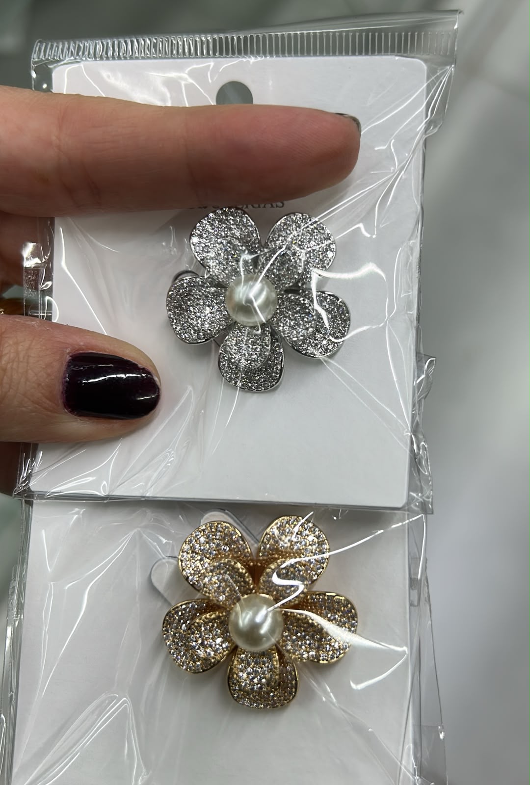 Broche agulha médio flor cravejada (12 douradas e 4 pratas)