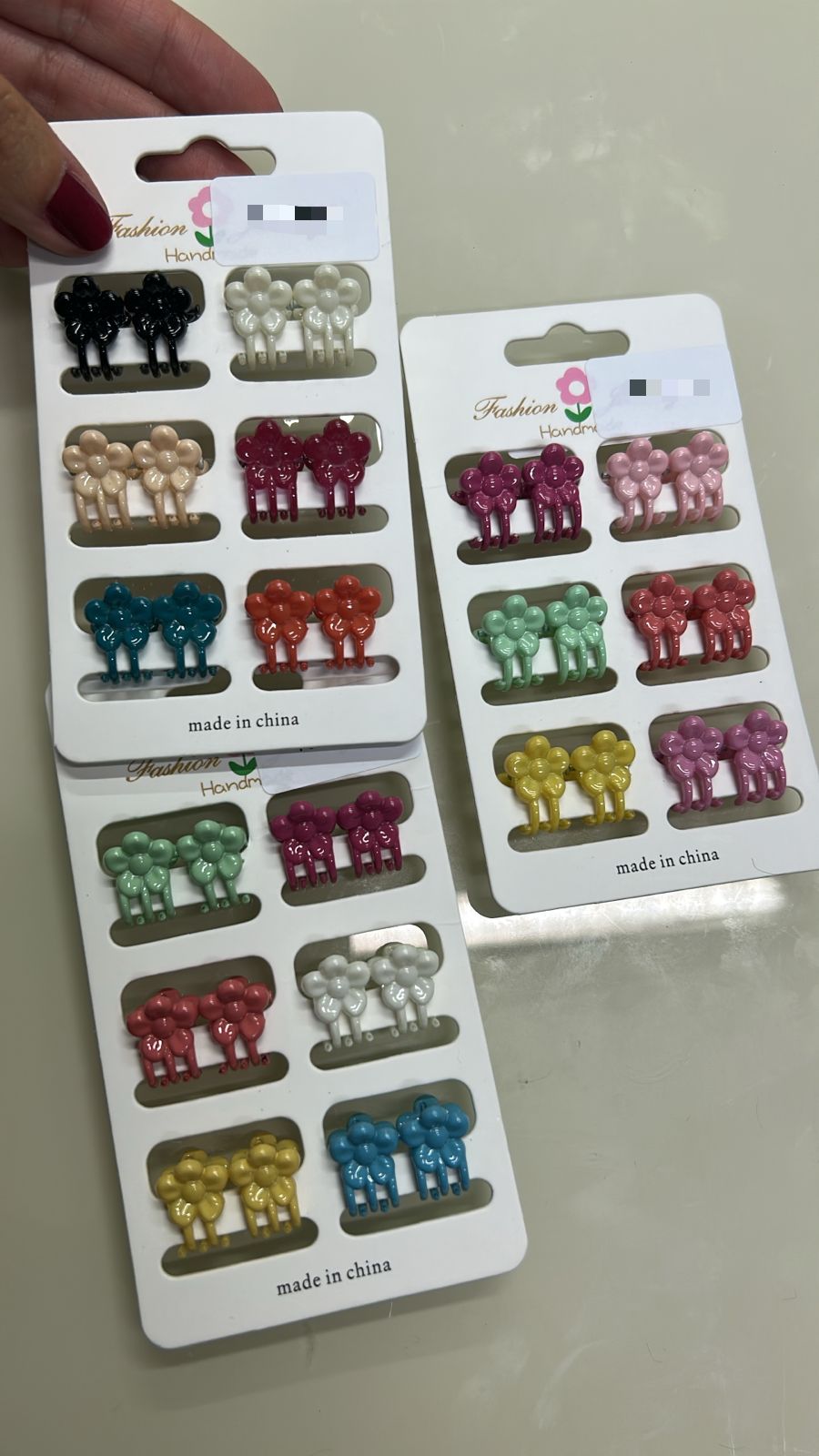 Mini pregadeira poliéster florzinhas (12 cartelas com 12 peças cada)