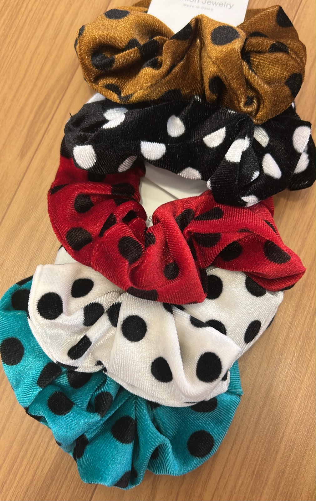 Scrunchie veludo com poá (12 peças 3 preto, 3 marrom, 2 vermelho, 2 branco, 2 verde)