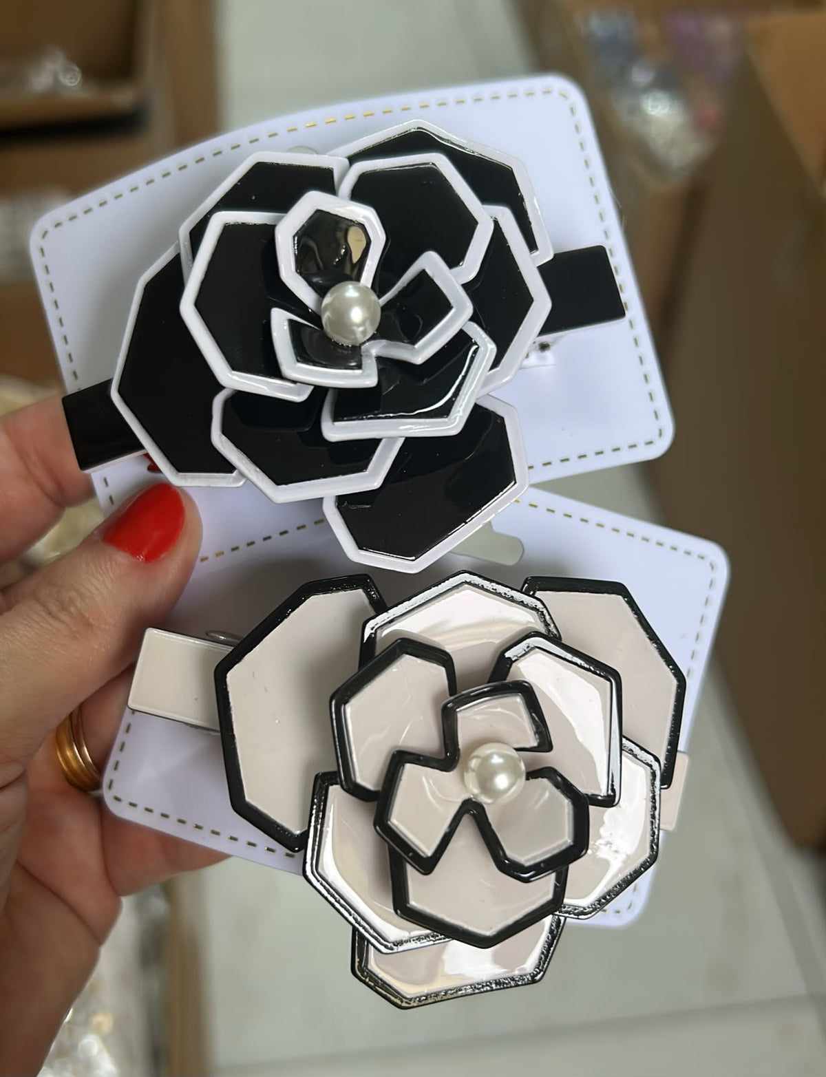 Presilha francesa camélia inspiração ap (12 peças. 6 pretas e 6 off White)
