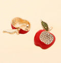 Broche agulha pequeno maçã esmaltada com detalhe cravejado (12 peças)
