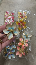 Pregadeira m metal flor esmaltada com detalhe miolo dourado (12 peças 2 de cada cor)