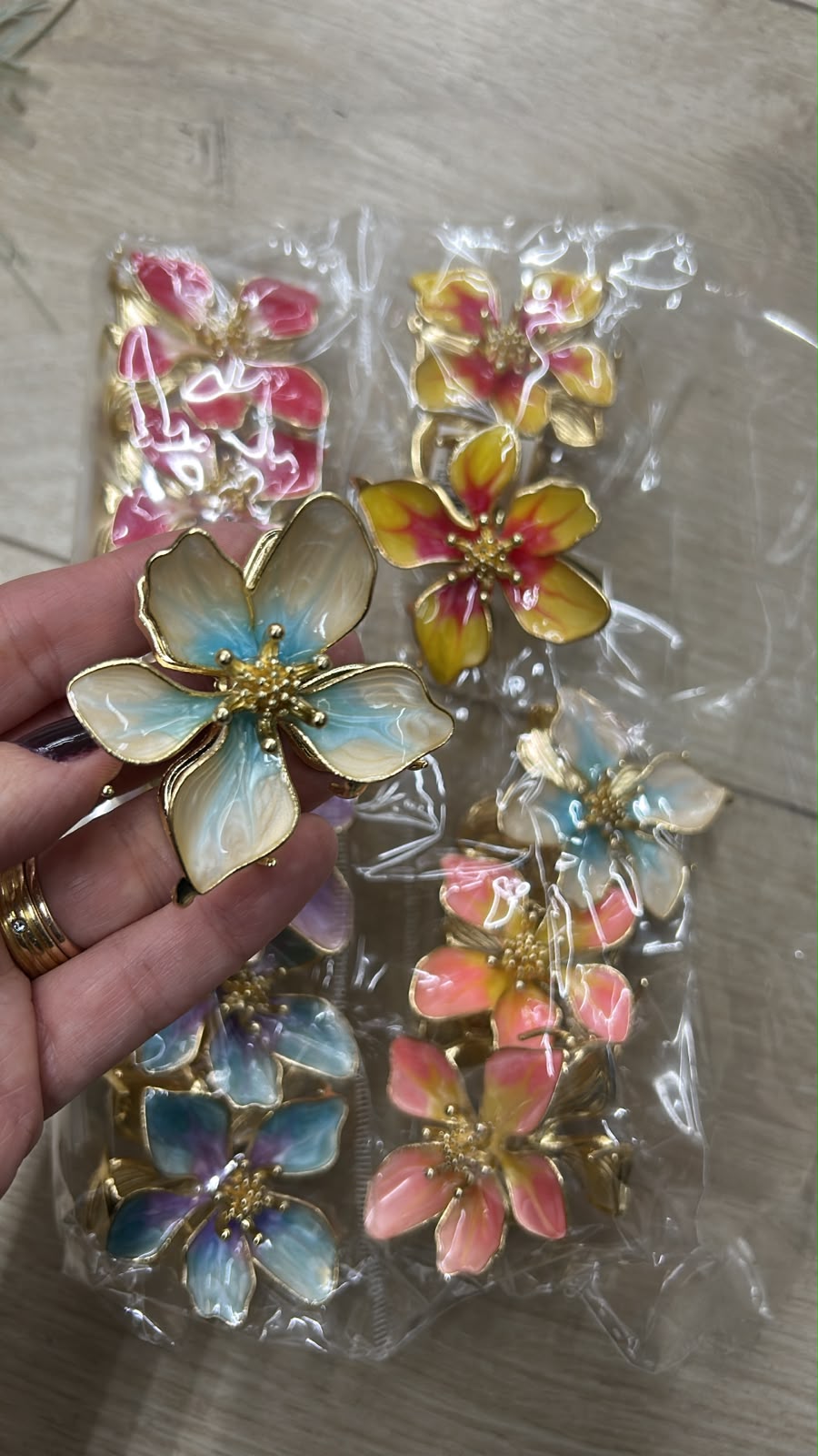 Pregadeira m metal flor esmaltada com detalhe miolo dourado (12 peças 2 de cada cor)