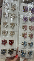 Pregadeira pp metal com flor pétalas pedras (12 cartelas com 2 peças cada)