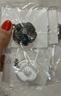 Broche agulha médio camélia esmaltada (12 peças 6 pretas e 6 brancas)