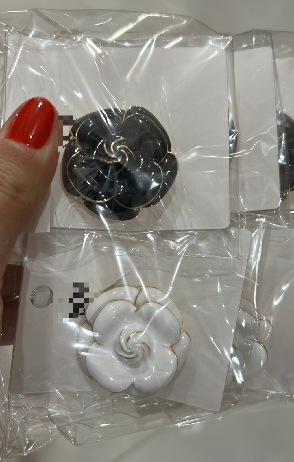 Broche agulha médio camélia esmaltada (12 peças 6 pretas e 6 brancas)