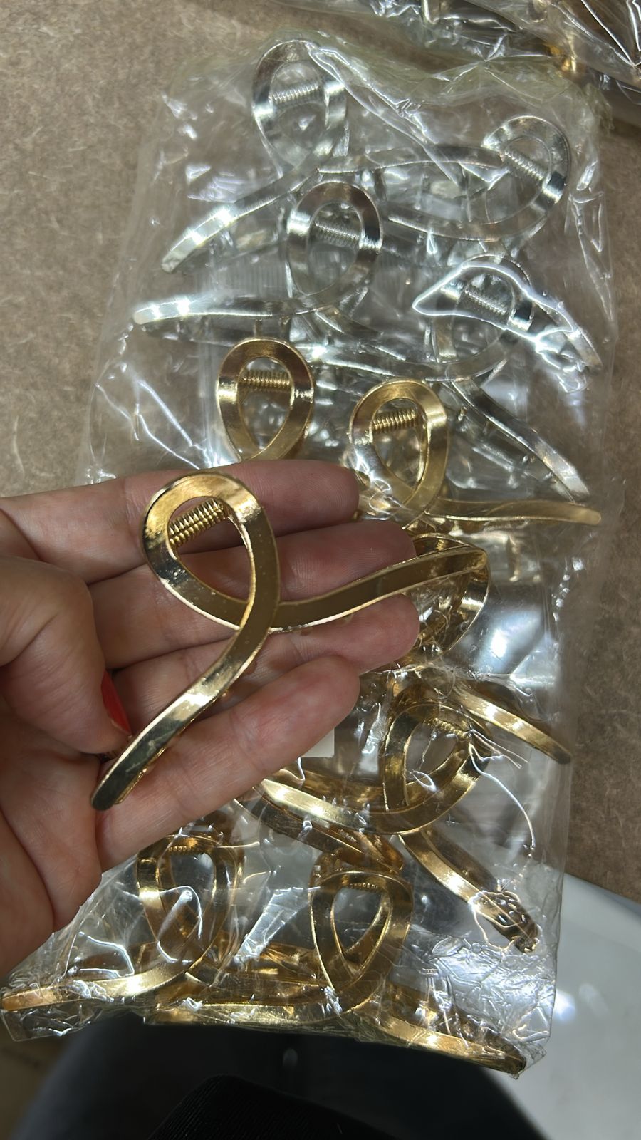 Pregadeira m metal em l (12 peças 8 douradas e 4 pratas)