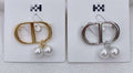 Broche agulha médio inspiração grife cd com pérola (12 peças 8 douradas e 4 pratas)