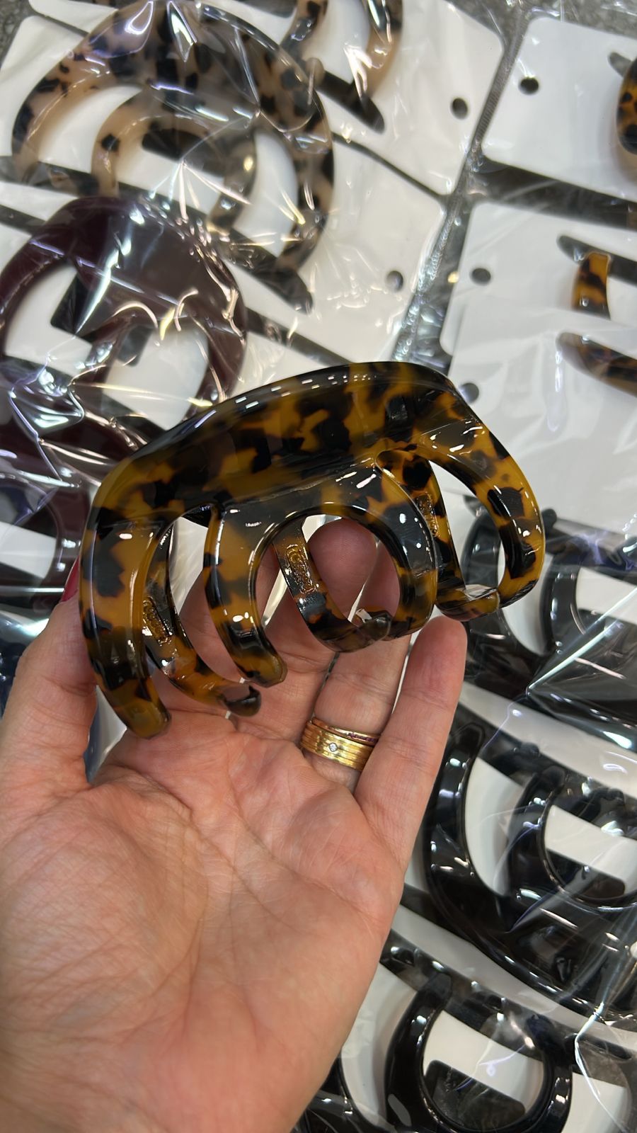 Pregadeira g em acetato garras grandes (12 peças 3 tartaruga, 3 pretas, 2 das demais cores)