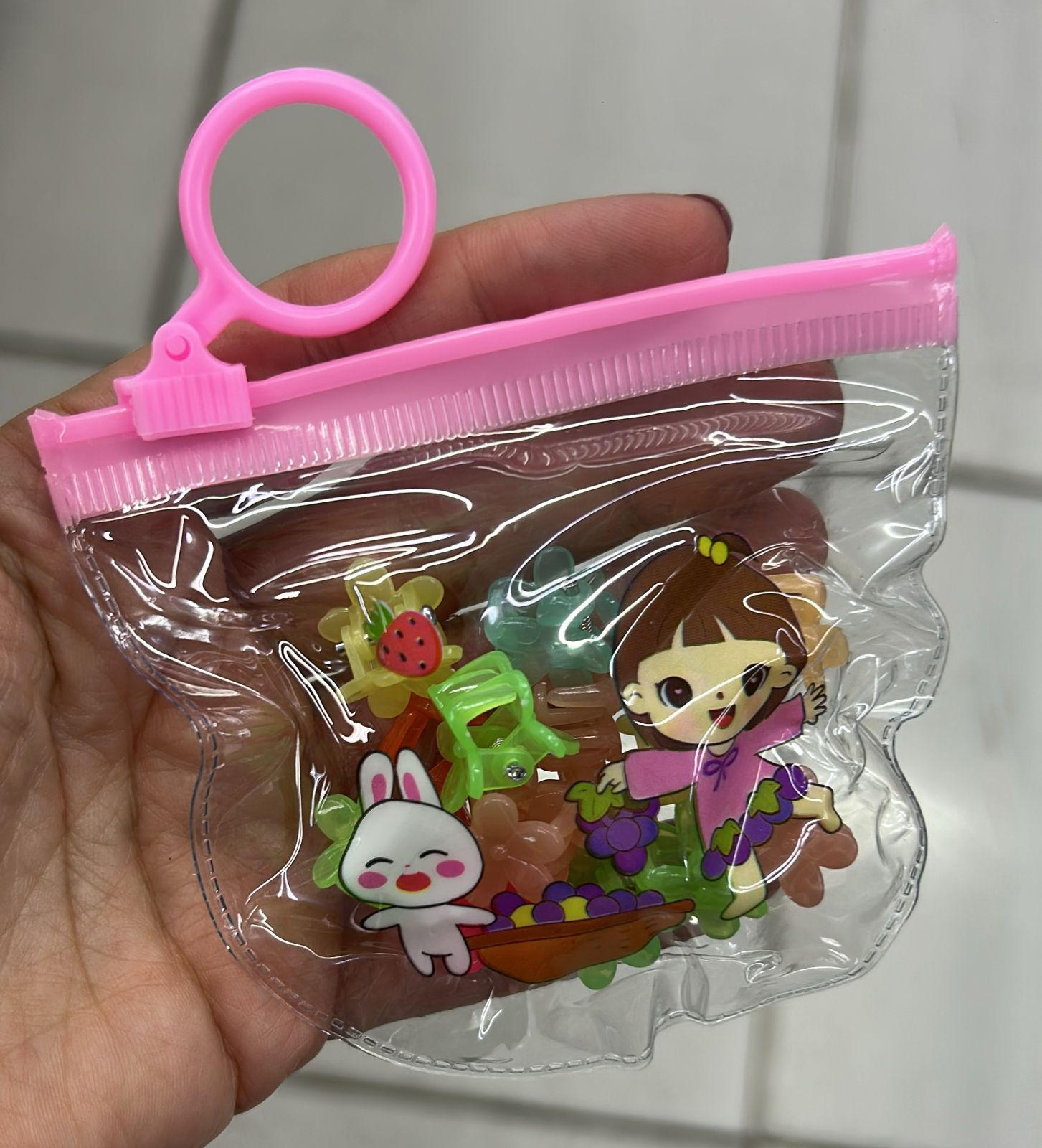 Bolsinha zip com pregadeira mini infantil tema variados (12 bolsas com 16 peças cada)