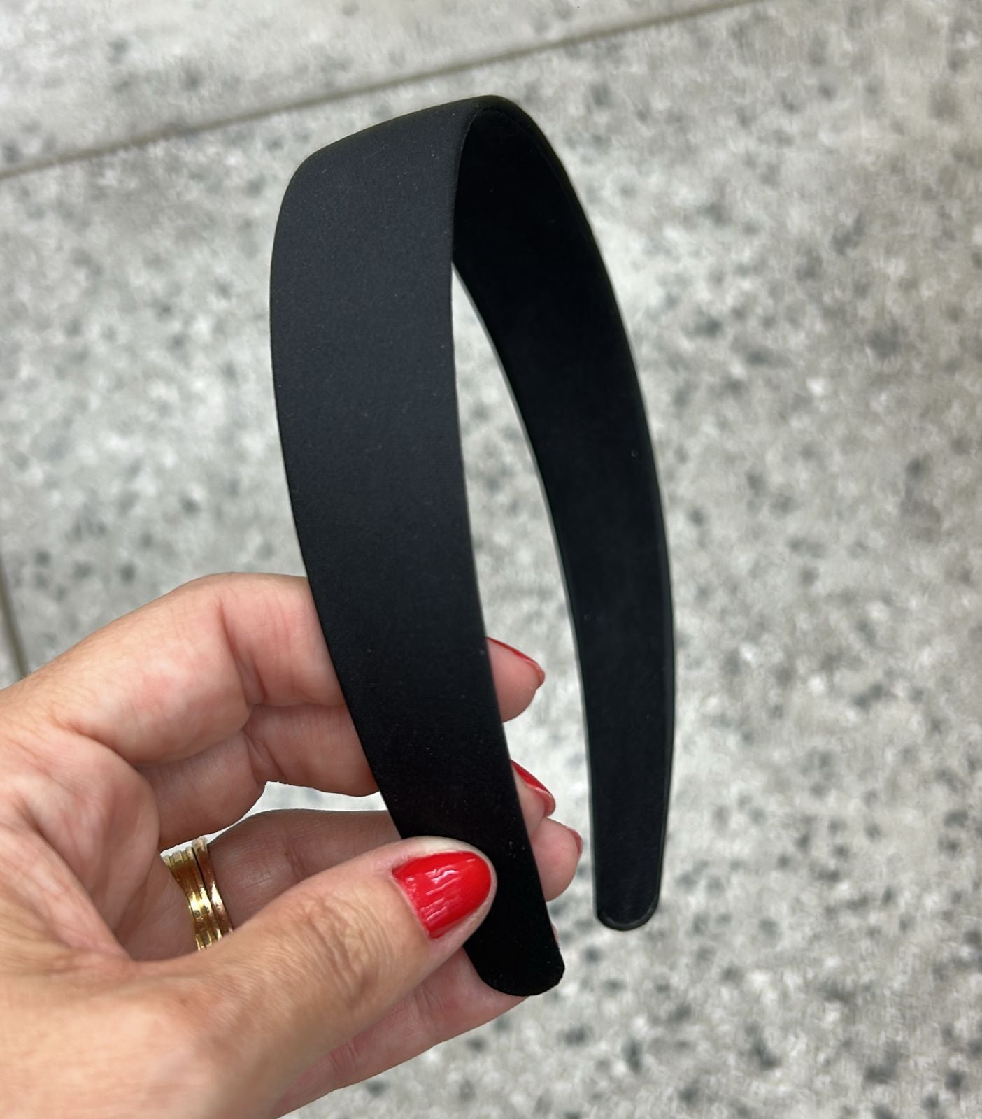 Tiara acetinada preta confort (12 peças)