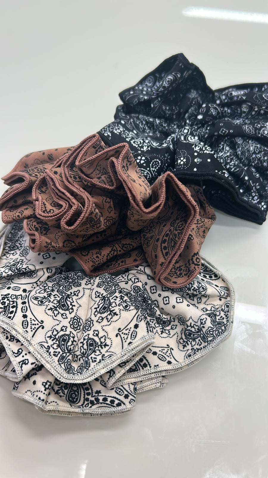 Scrunchie dupla grande estampa paisley/bandana (12 peças 3 de cada cor)