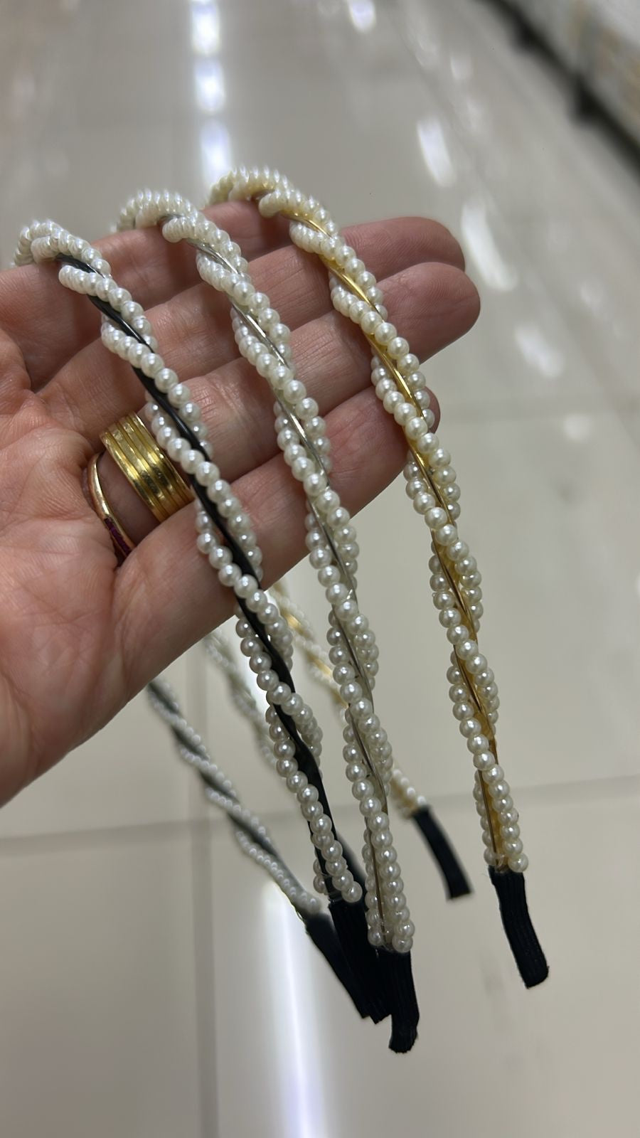 Tiara fina base metal com microperolas trançada (12 pecas 2 prata, 2 preta e 8 douradas)