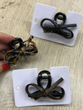 Pregadeira p poliéster com detalhe laço de fio de courino (12 peças 6 pretas, 4 marrom e 2 animal print)