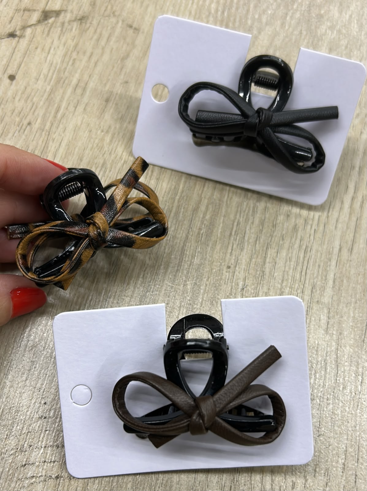 Pregadeira p poliéster com detalhe laço de fio de courino (12 peças 6 pretas, 4 marrom e 2 animal print)