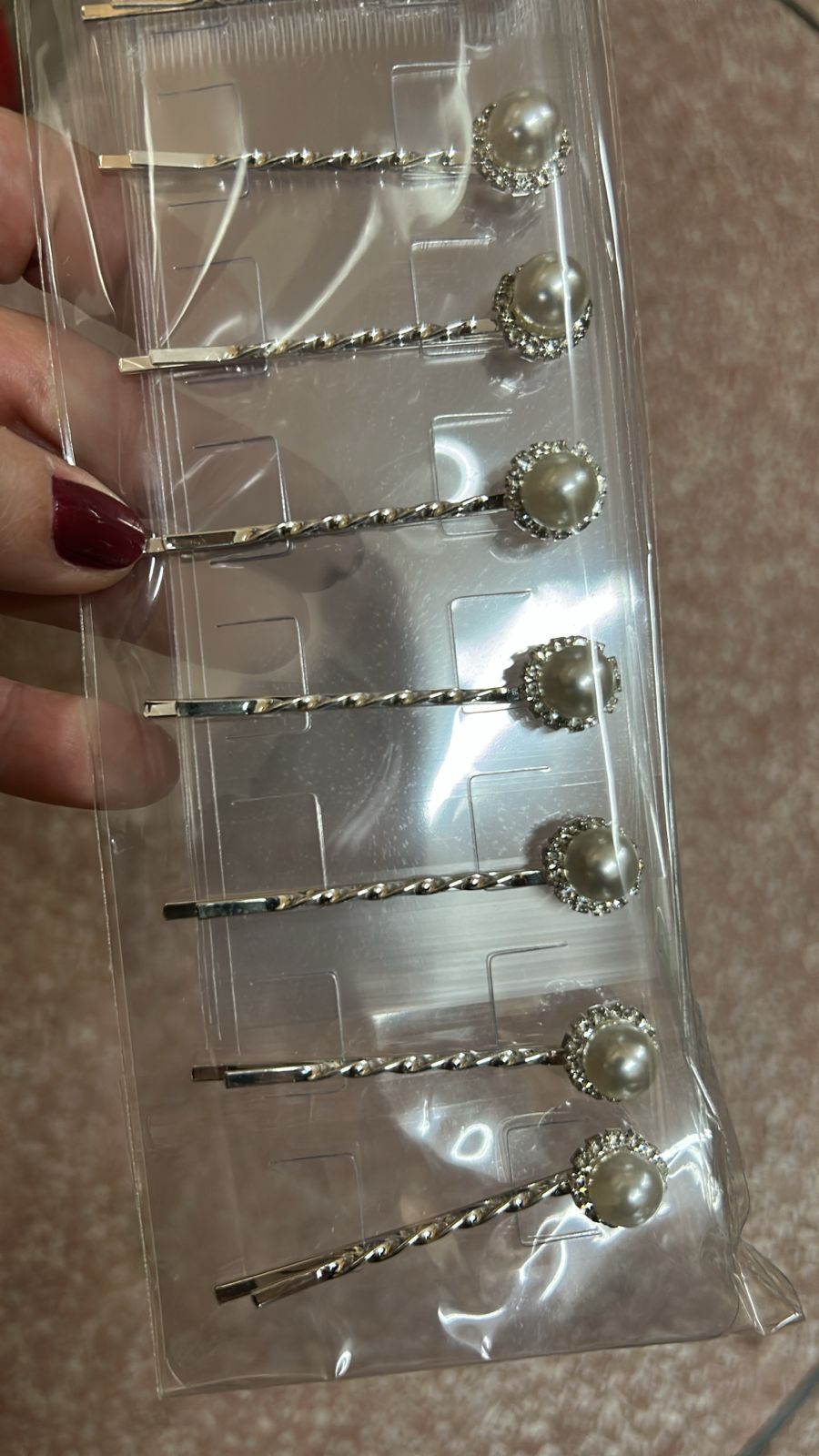 Grampo metal torcido com cravejado e pérola prata (10 peças)