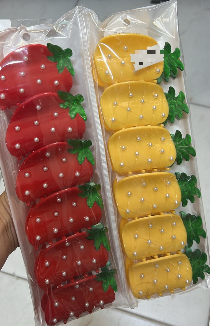 Pregadeira m acetato morango e abacaxi com detalhes pérolas (12 peças 6 de cada fruta)