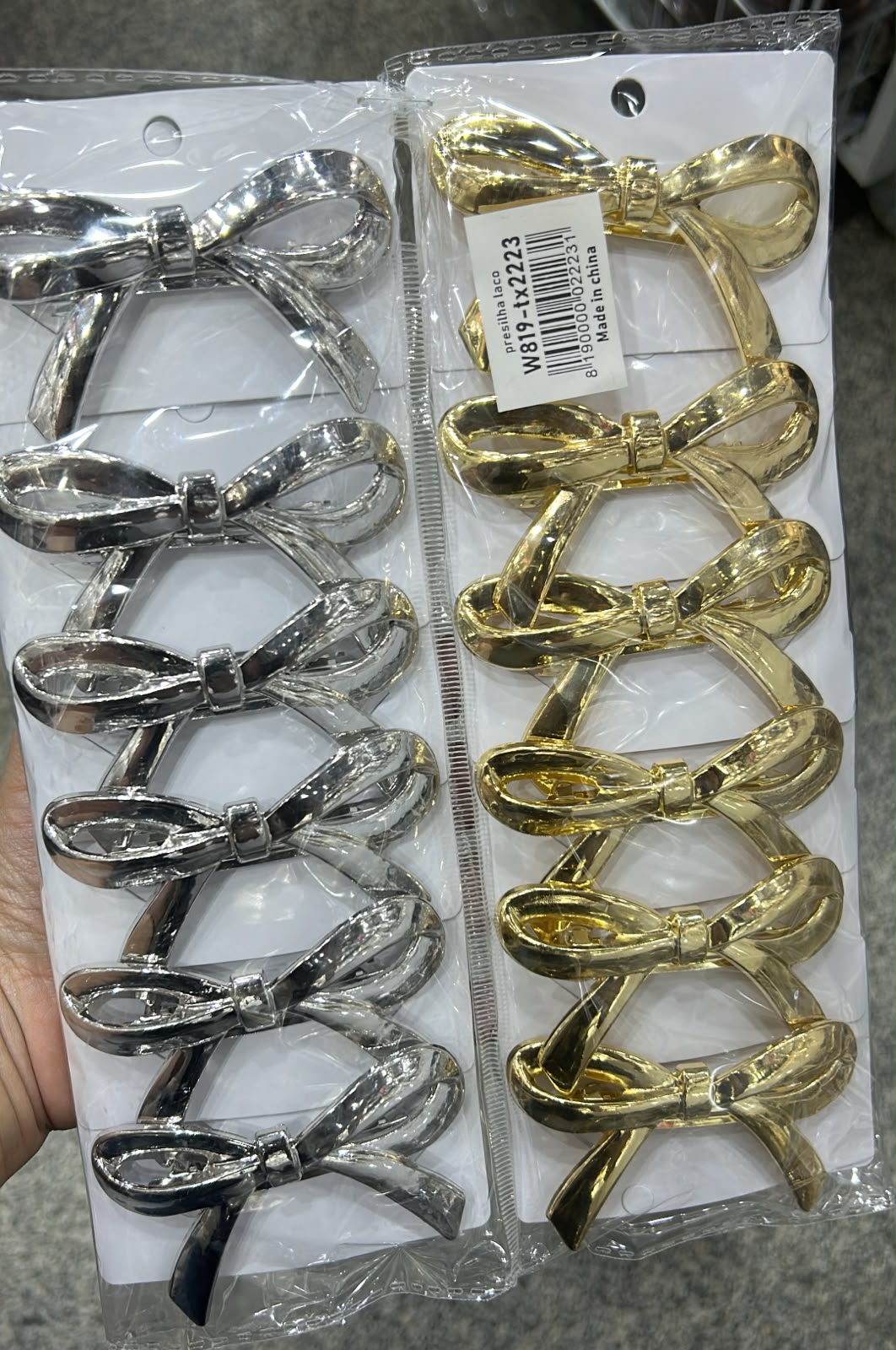 Presilha francesa pequena com laço pontas (12 peças 6 douradas e 6 prata)