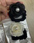 Scrunchie slim camélia p&b (12 peças 6 de cada cor)