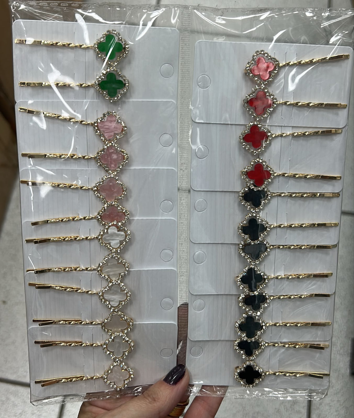 Grampo de cabelo com detalhe trevo (12 cartelas com 2 peças cada)