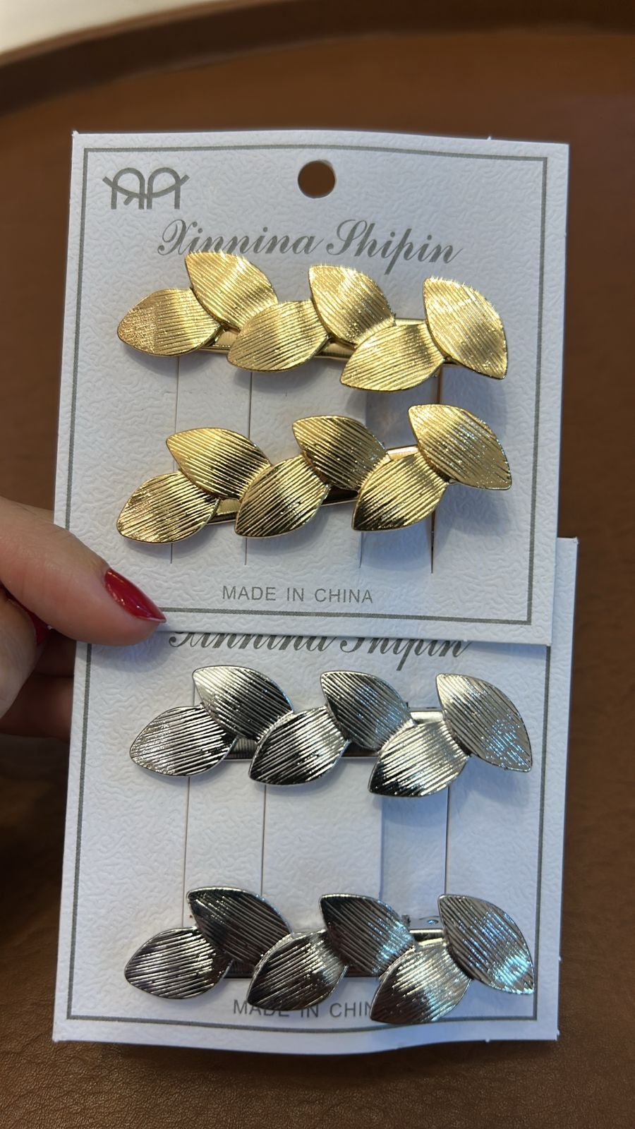Hair clip metal folhas frisadas (12 cartelas com 2 peças cada 8 douradas e 4 pratas)
