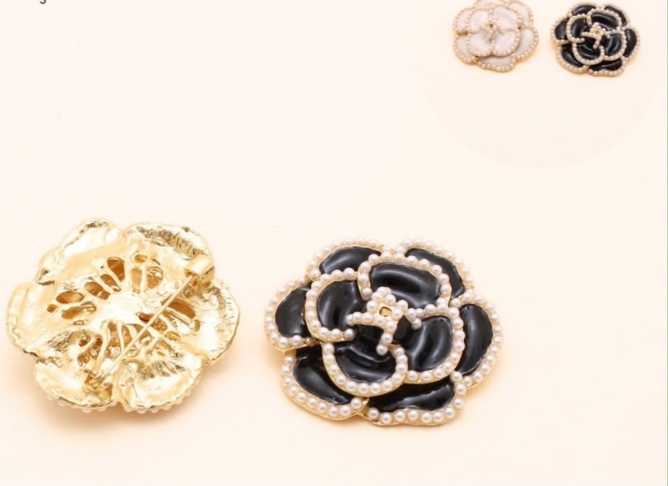 Broche agulha médio camélia esmaltada com detalhes de microperolas (12 peças 6 pretas e 6 brancas)