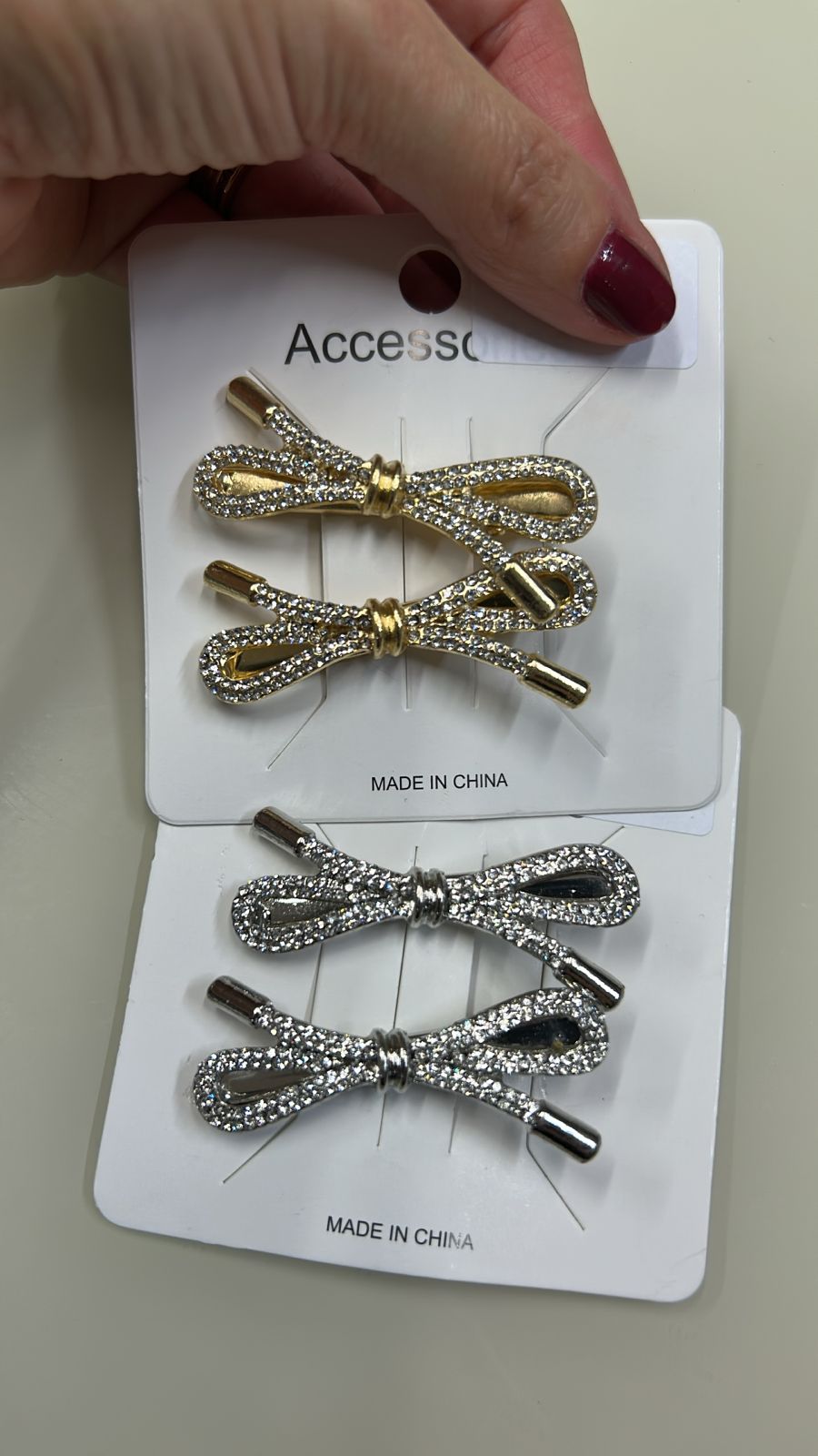 Hair clip metal lacinho cravejado (12 cartelas com 2 peças cada 9 douradas e 3 prata)