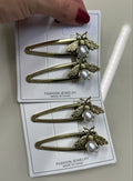 Hair clip borboleta metal com detalhe pérola (12 cartelas com 2 peças cada)
