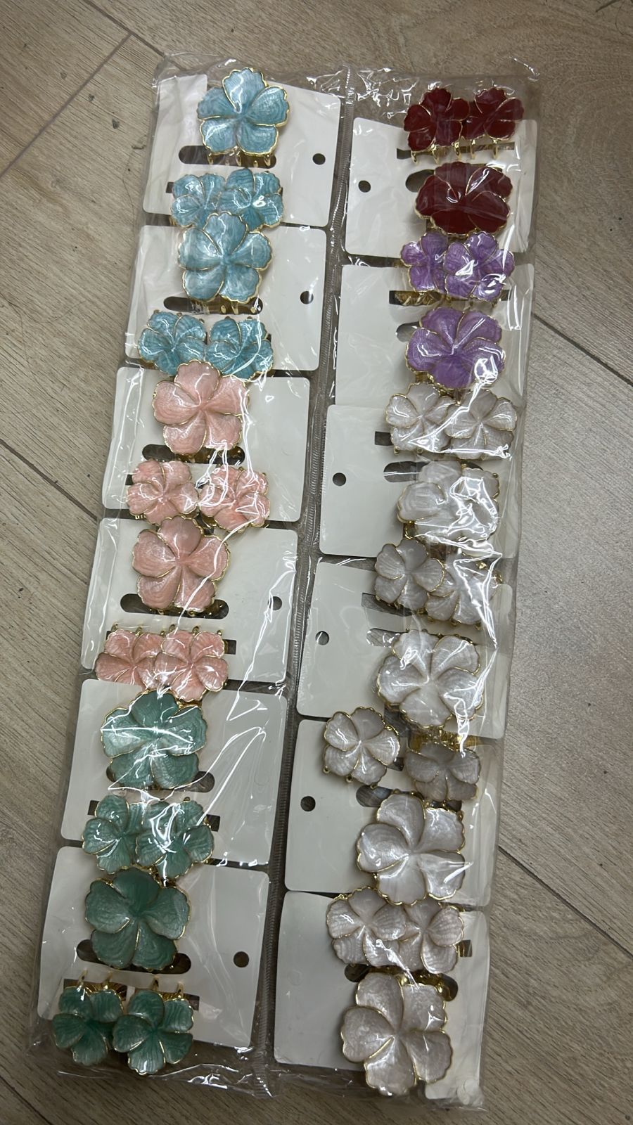 Pregadeira metal esmaltado m e p flor pétalas com friso dourado (12 cartelas com 3 peças cada)