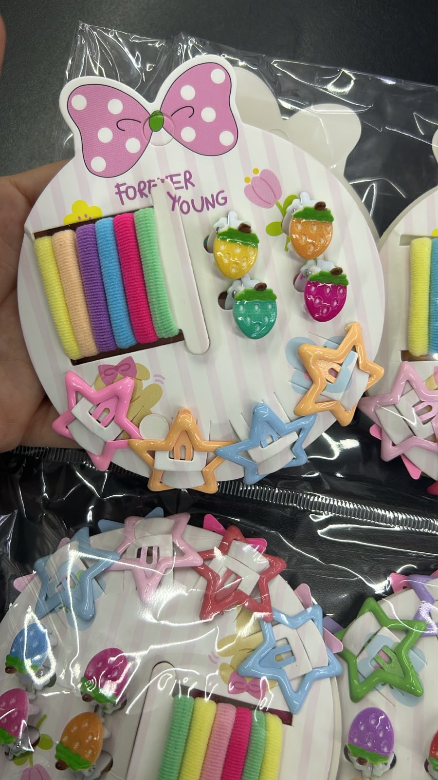 Cartela com tic tac estrelinhas, xuxinha de meia pequena e mini pregadeiras moranguinho (12 cartelas com 14 peças cada)