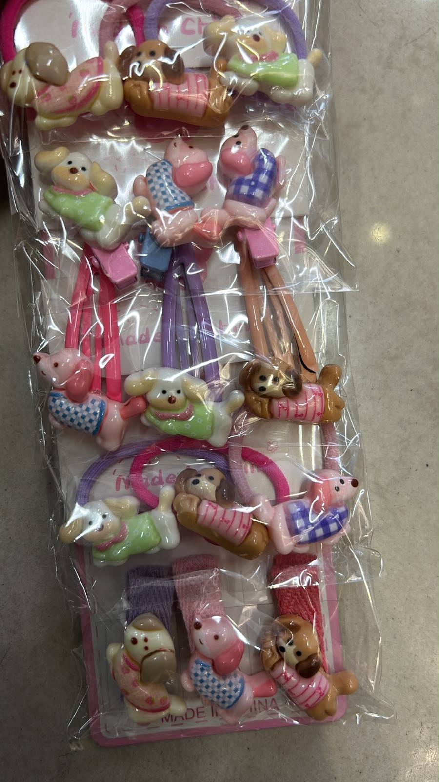 Cartela com hair clip, Tic Tac e xuxinha cachorro salsicha (10 kits com 3 peças cada)