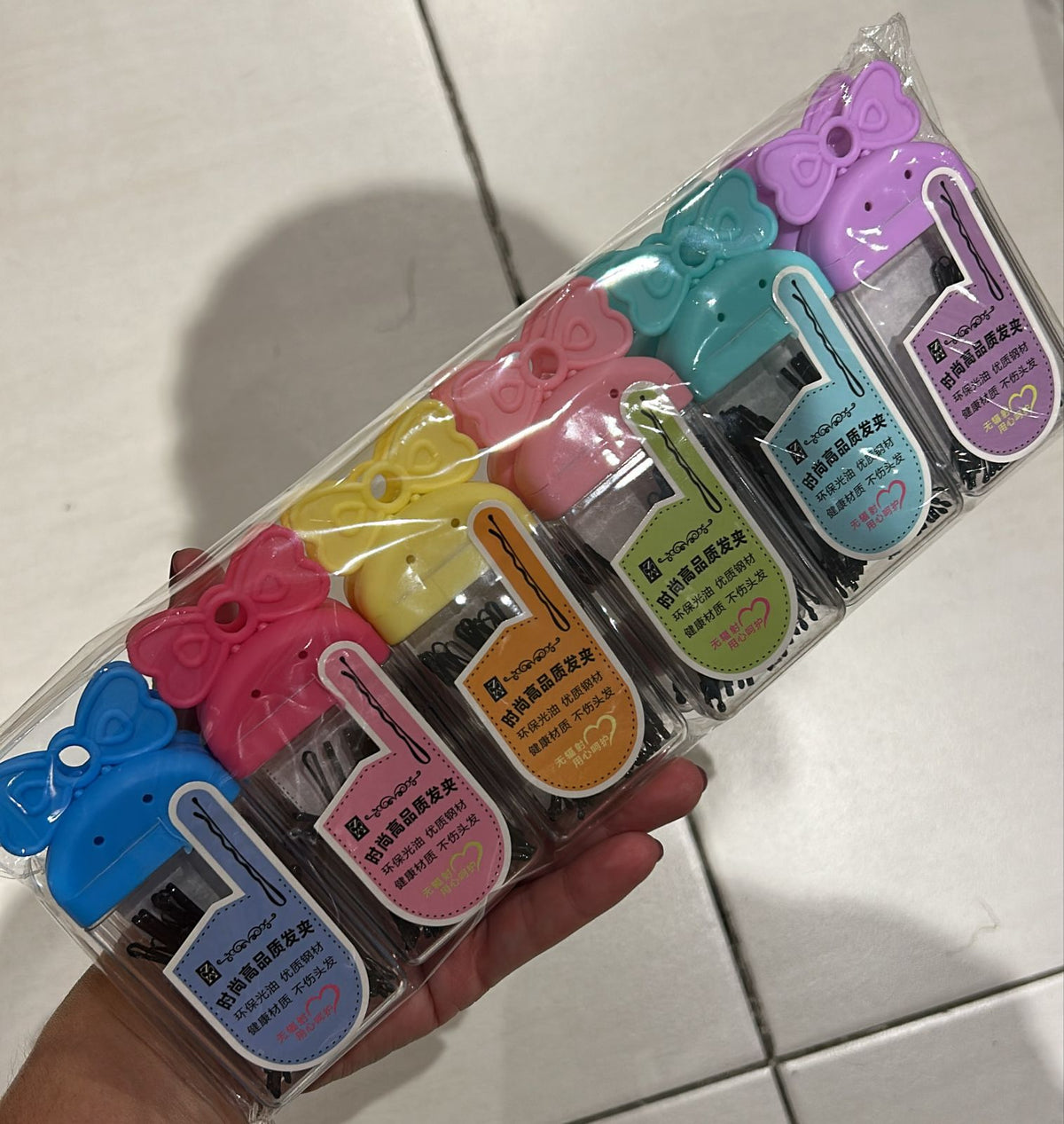 Caixinha de grampos (12 caixinhas com cerca de 50 grampos)