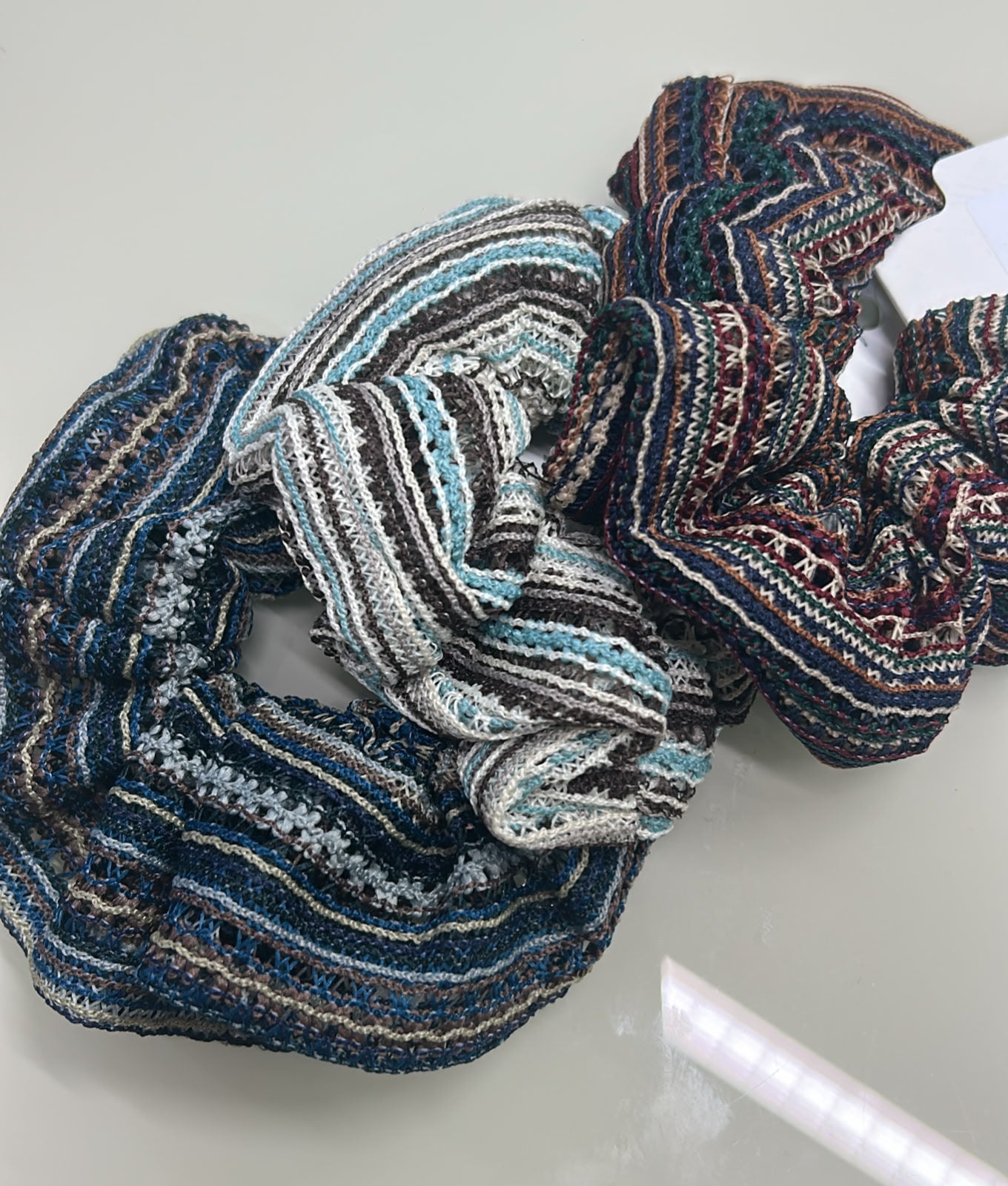 Scrunchie em tricô cores invernais (12 peças 3 de cada cor)