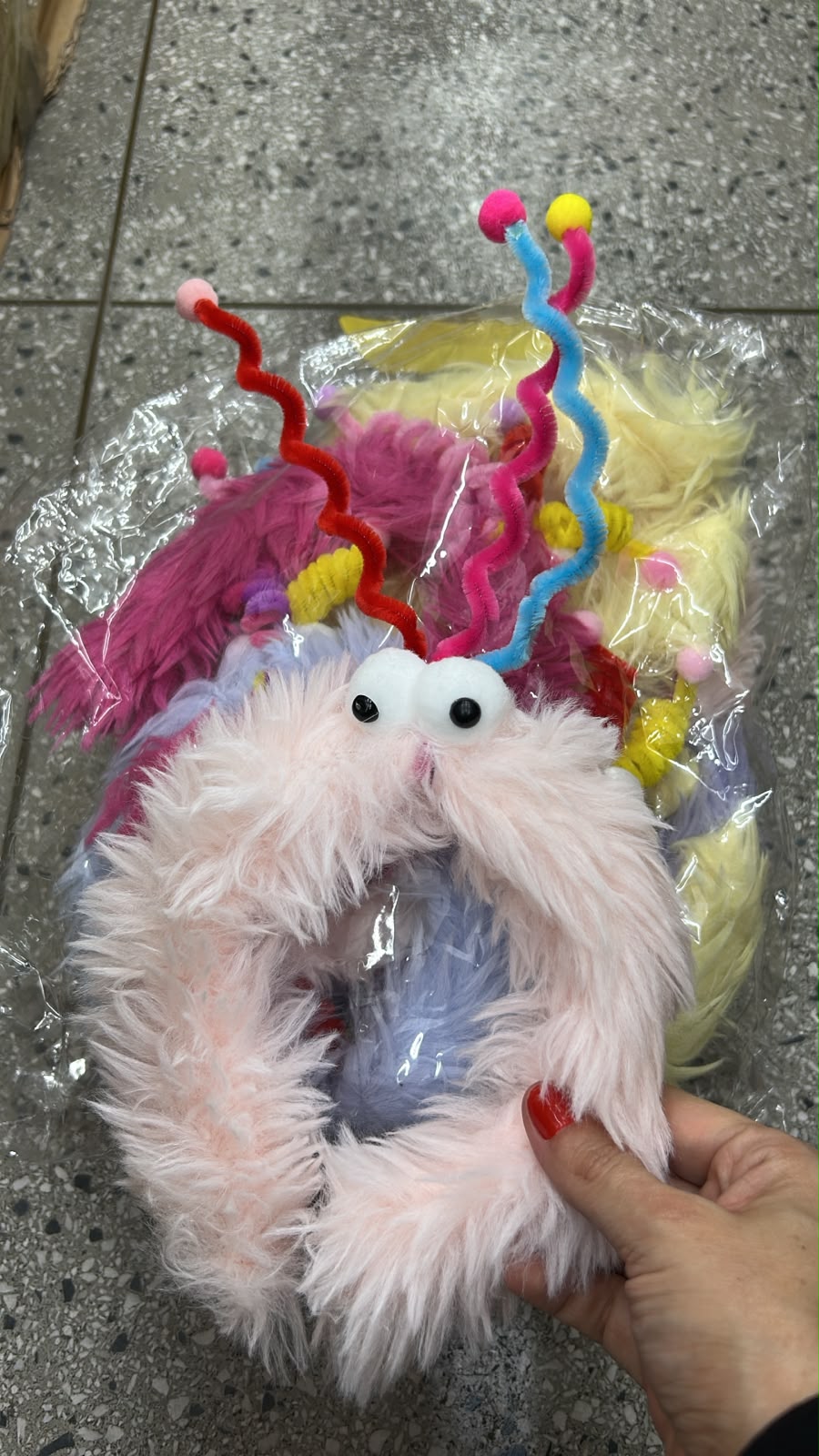 Tiara cabelo maluco com pelúcia, olhinhos e antenas (12 peças cores variadas)