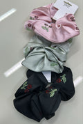 Scrunchie acetinada com strass de cerejinhas (3 de cada preto, verde, bege e rosa)