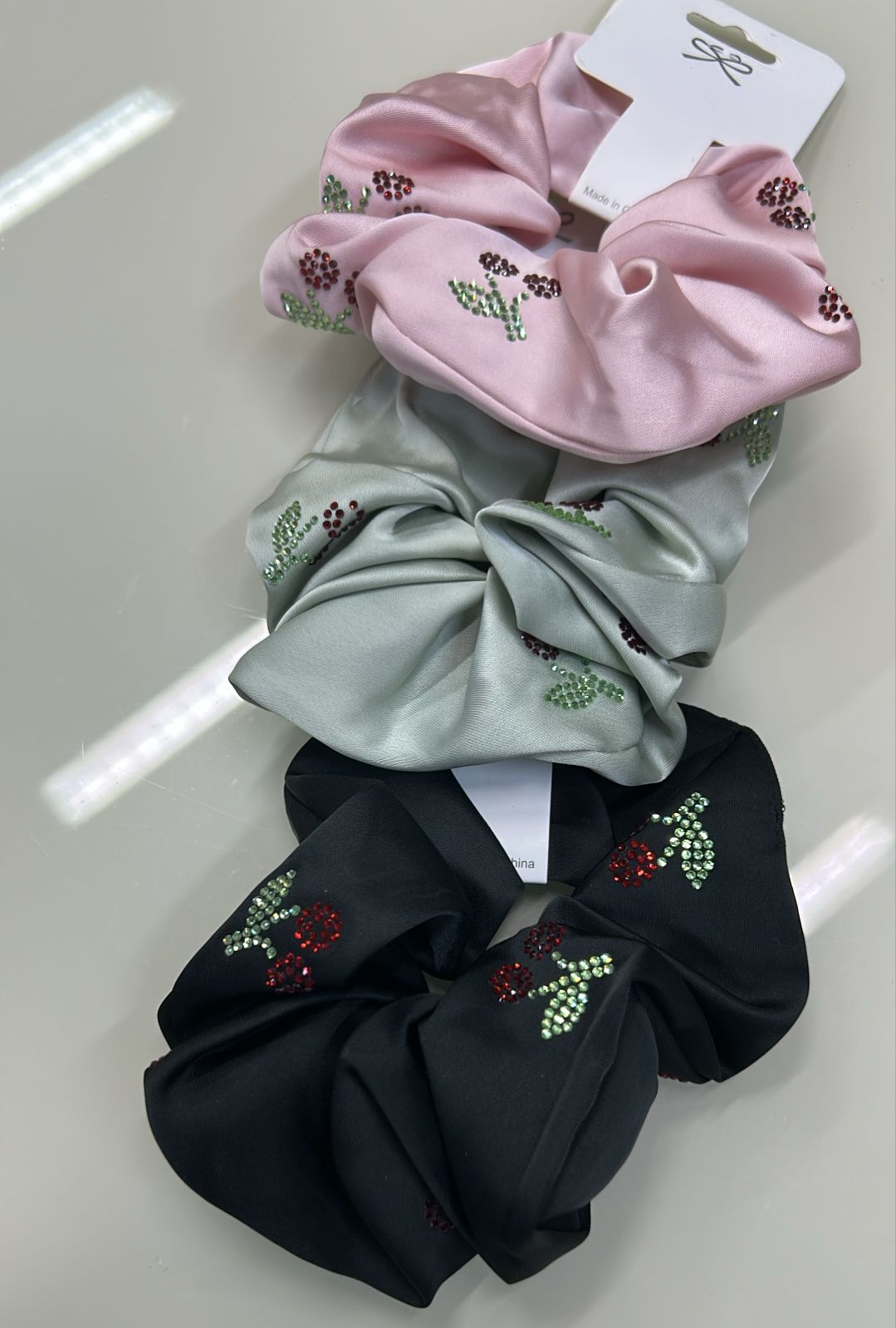 Scrunchie acetinada com strass de cerejinhas (3 de cada preto, verde, bege e rosa)